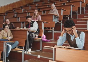 Bullizimi, problem në shkolla, psikologët paralajmërojnë prindërit –