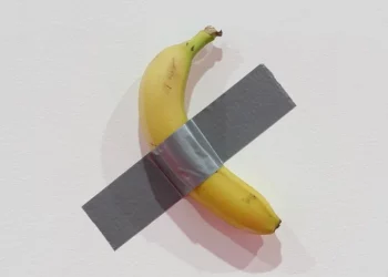 Konsumoi bananen e ekspozuar në muze, gjobitet rëndë koreani –