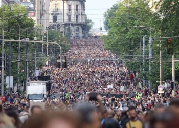 Mijëra persona në protestën e tretë kundër dhunës –