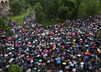 Dhjetëra mijëra persona protestojnë kundër dhunës –