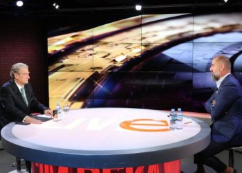 King Smith shkon nëpër ministri dhe kërkon dokumente për mua –