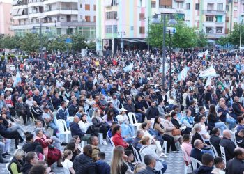 Rama gënjen për rritjen e pagave, tallet me varfërinë –