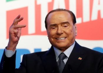 Berlusconi del nga spitali, shihet në Milano duke përshëndetur gazetarët –