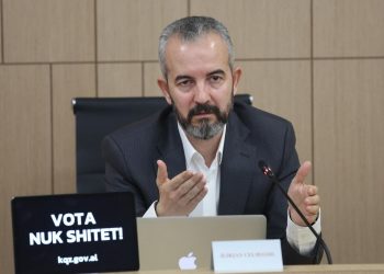 “Absurdi me shtëpi”/ Partitë opozitare, pa komisionerë në shumë QV –
