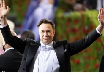 Musk bëhet viral me kërcimet e tij, nuk mungojnë… ‘kritikat’ –