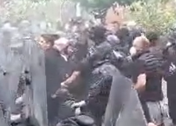 VIDEO/ Serbët sulmojnë me gurë policinë, momenti kur dëgjohen të shtënat në Zveçan –