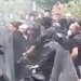 VIDEO/ Serbët sulmojnë me gurë policinë, momenti kur dëgjohen të shtënat në Zveçan –