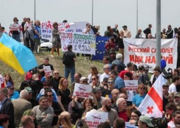 “Nuk jeni të mirëpritur”/ Gjeorgjianët dalin kundër fqinjit verior –