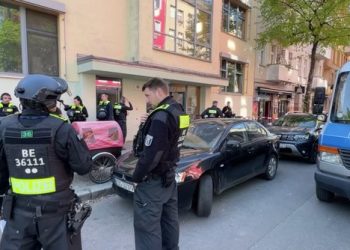 30-vjeçari sulmon me thikë 2 nxënëse në një shkollë fillore –