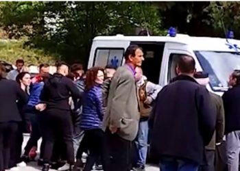 VIDEO+18/ Familjarët shpërthejnë në britma kur shohin trupin e adoleshentit të vrarë –