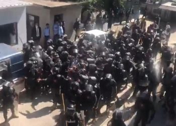 Ish-kryeministri i Pakistanit arrestohet jashtë gjykatës –