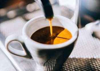Sa kafeinë përmban një filxhan kafe? Ja ndikimet në organizëm –