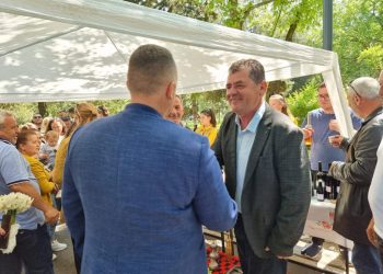 Shembull qytetarie nga Mati, kandidatët shtrëngojnë duart –