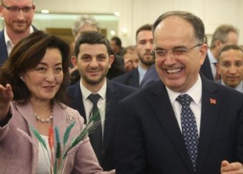 Kim ‘shkrin së qeshuri’ Bajram Begajn (FOTO) –