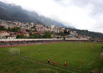 Për të ardhur keq! Stadiumi i vlerësuar nga FIFA sot është pushtuar nga kuajt –