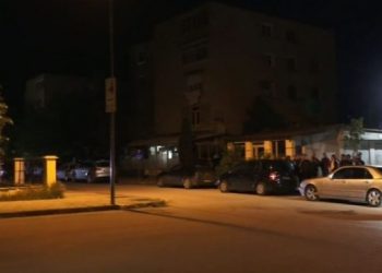 ‘Plas’ në Kukës, vëllai i Safet Gjicit nxjerr armën –