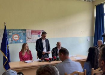 Me ndihmën e Forcave Speciale, kryetari shqiptar i Leposaviqit hyn në komunë –