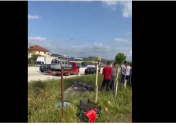 Makina aksidenton shitësin në Lushnjë, kthehet përmbys në kanal –