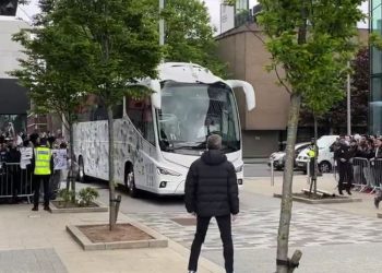 Angli/ Real Madrid mbërrin në hotel, pritje spektakolare nga “kolonia spanjolle” –
