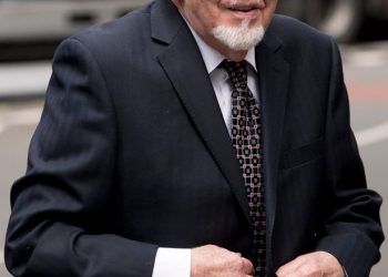 Ndahet nga jeta ish-prezantuesi i dënuar për pedofili –