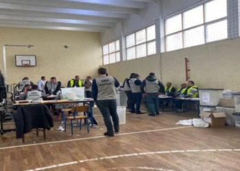 Komisionerët të lodhur, ndërpritet numërimi i votave në Shijak –