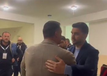 Momenti kur kandidati i PS në Kavajë i uron fitoren Fisnik Qosjes –