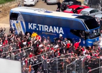 Tifozët e Partizanit i thyejnë xhamat autobusit të Tiranës