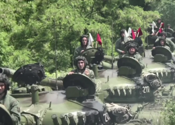 Tanke, mjete të blinduara dhe ushtarë/ Ja si janë rreshtuar forcat serbe në kufi me Kosovën –
