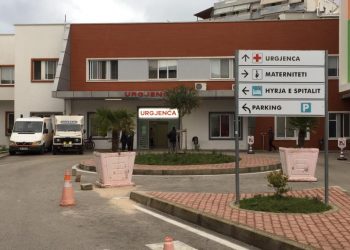 Sarandë/ Del nga rruga makina, 26-vjeçarja përfundon në spital –