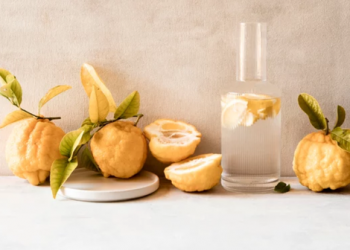 Uji me limon ju dobëson? Ja çfarë thonë dietologët –