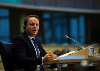 Varhelyi të enjten viziton Kosovën –
