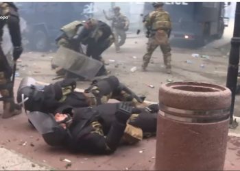 VIDEO/ Pamje tronditëse nga përplasja e dhunshme në veri të Kosovës –