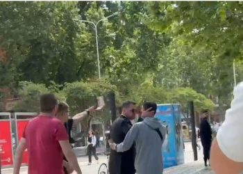 “Hajde Tigër”, Ahmetaj ndërron rrugë përballë protuesve në Kuvend –