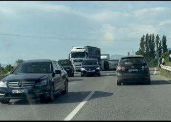 Makina kthehet përmbys në aksin Lezhë-Laç –