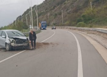 Makina del nga rruga dhe përplaset me trafikndarësen –
