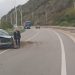 Makina del nga rruga dhe përplaset me trafikndarësen –