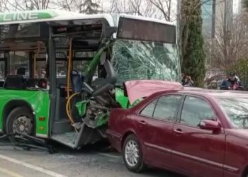 Aksidentohen rëndë dy autobusë të Bashkisë së Tiranës –