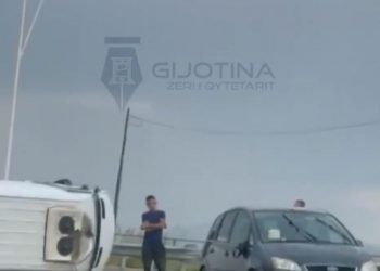 Furgoni përmbyset në rrugë në Pogradec, ja ç’ka ndodhur (VIDEO) –