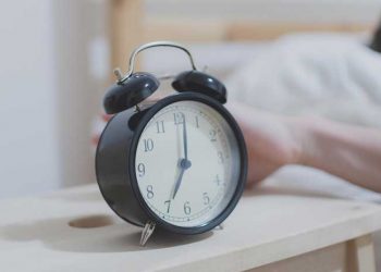 Ju del gjumi para alarmit? Ja ç’duhet të bëni –
