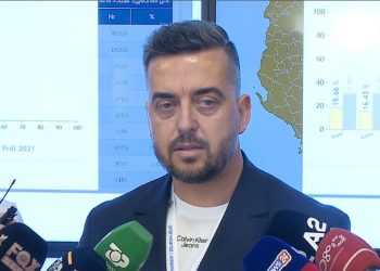 Persona me kapuç po intimidojnë votuesit, polici s’ka –