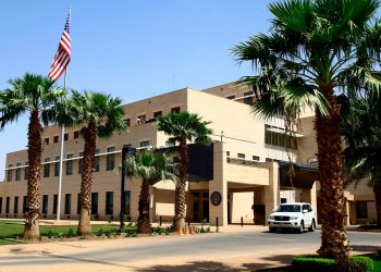 Ambasada e SHBA-së këshillon civilët të largohen me anije tregtare –