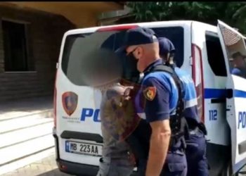 Ngacmoi seksualisht të miturën, prangoset 26-vjeçari –