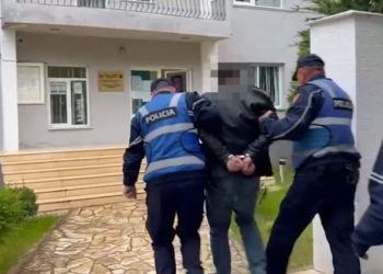 Tentoi të vriste fqinjin me sëpatë, arrestohet 38 vjeçari në Pogradec –