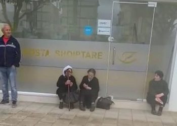 SKANDAL! Punonjësit e postës braktisin pensionistët për të parë Ramën –