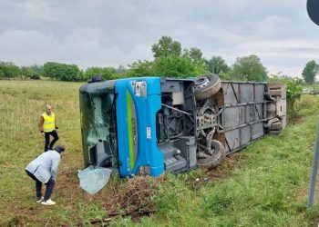 Itali, përmbyset në rrugë autobusi me studentë –
