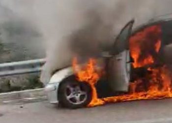 Shpërthen në flakë automjeti në autostradën Tiranë-Elbasan –