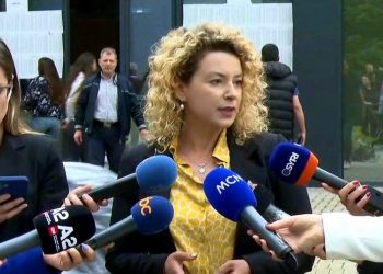 Votuesit po marrin fletë votimi me shenjë –