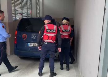 Beleri mbërrin në Gjykatën e Vlorës, e pranishme ambasadorja greke –