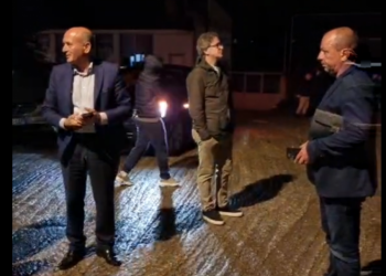 VIDEO/ Asfalt elektoral pas mesnate në Berat, Ismaili i ndalon… –