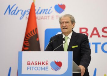 Kriminelë të dënuar kanë shoqëruar deputetë të PS, janë vendosur numërues në Devoll –